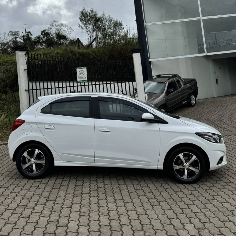 CHEVROLET - ONIX - 2016/2017 - Branca - R$ 64.800,00