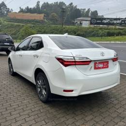 TOYOTA - COROLLA - 2018/2019 - Branca - R$ 106.800,00