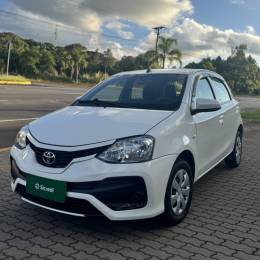 TOYOTA - ETIOS - 2017/2018 - Branca - R$ 55.800,00