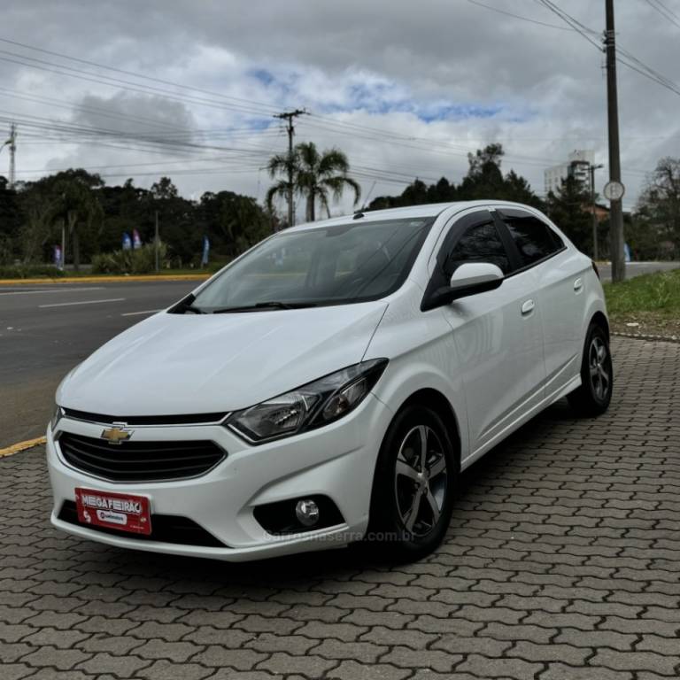 CHEVROLET - ONIX - 2016/2017 - Branca - R$ 64.800,00