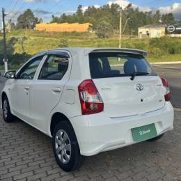 TOYOTA - ETIOS - 2017/2018 - Branca - R$ 55.800,00