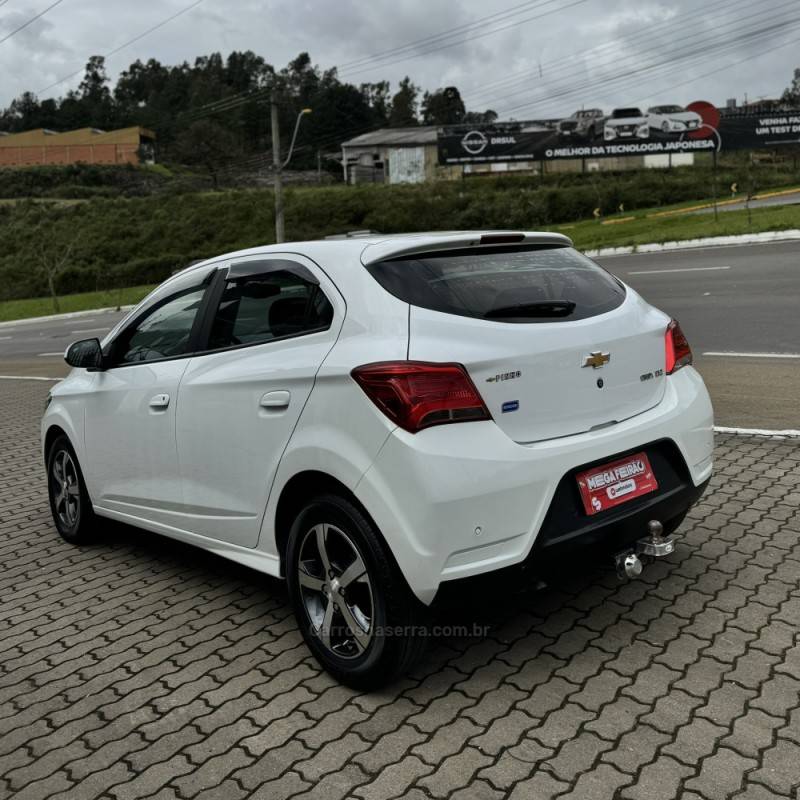 CHEVROLET - ONIX - 2016/2017 - Branca - R$ 64.800,00