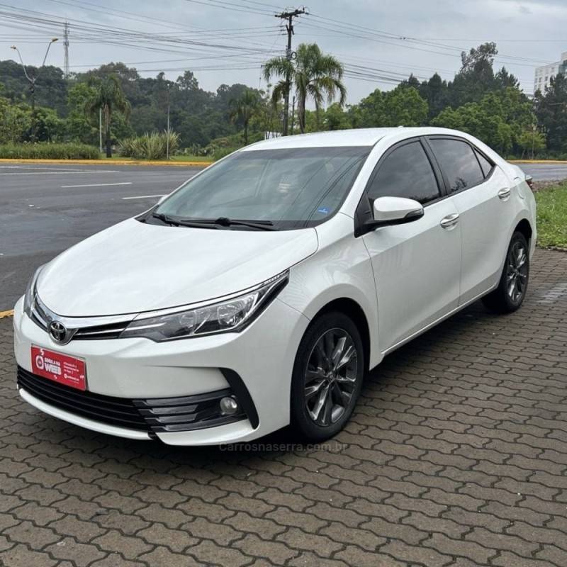 TOYOTA - COROLLA - 2018/2019 - Branca - R$ 106.800,00