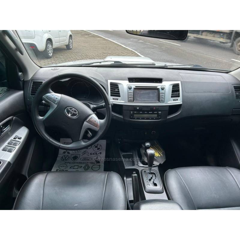 TOYOTA - HILUX - 2014/2015 - Prata - R$ 148.800,00