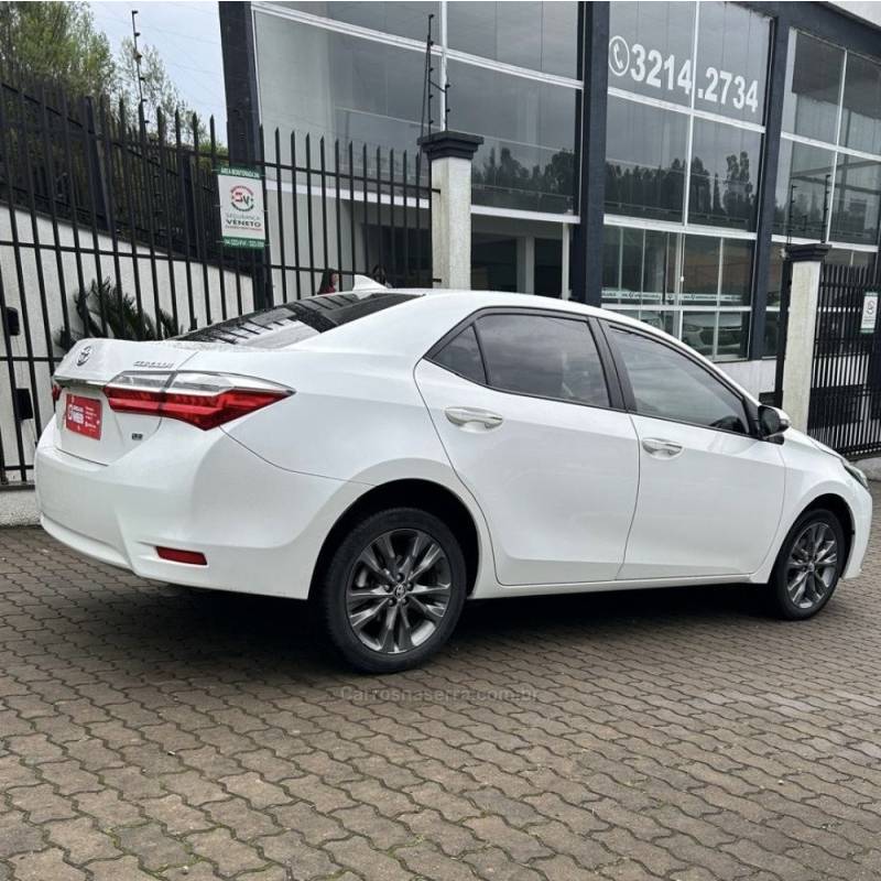 TOYOTA - COROLLA - 2018/2019 - Branca - R$ 106.800,00