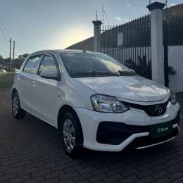 TOYOTA - ETIOS - 2017/2018 - Branca - R$ 55.800,00