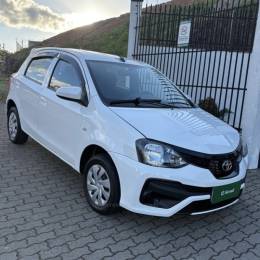 TOYOTA - ETIOS - 2019/2020 - Branca - R$ 65.800,00