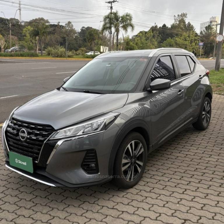NISSAN - KICKS - 2022/2023 - Cinza - R$ 106.800,00
