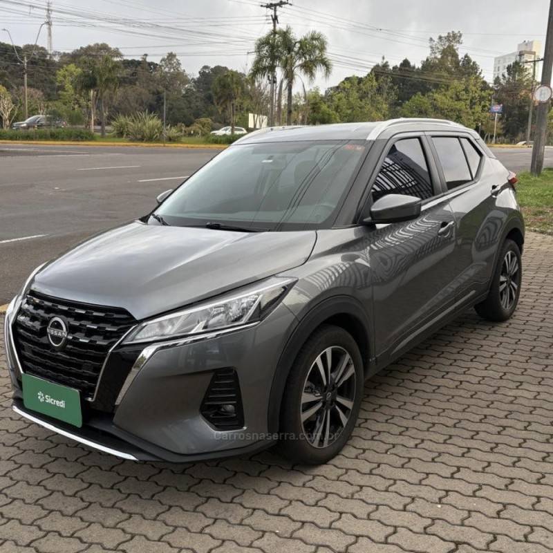 NISSAN - KICKS - 2022/2023 - Cinza - R$ 106.800,00