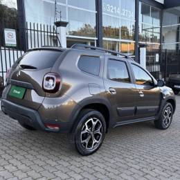 RENAULT - DUSTER - 2022/2023 - Marrom - R$ 107.800,00