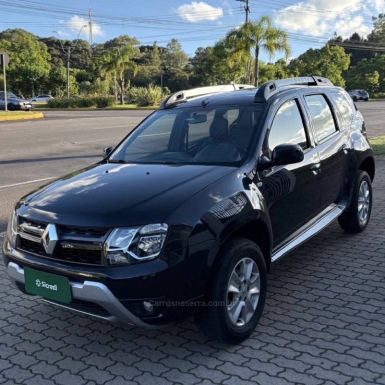 RENAULT - DUSTER - 2016/2017 - Preta - R$ 65.800,00