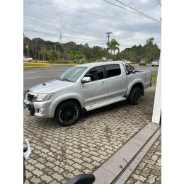 TOYOTA - HILUX - 2014/2015 - Prata - R$ 148.800,00