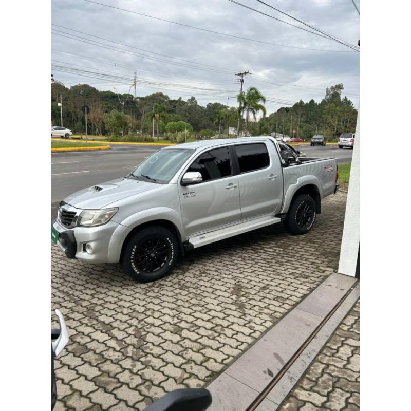 TOYOTA - HILUX - 2014/2015 - Prata - R$ 148.800,00