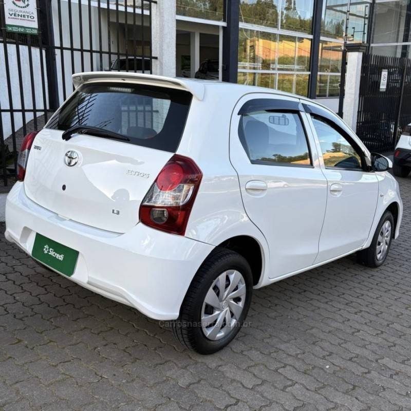 TOYOTA - ETIOS - 2019/2020 - Branca - R$ 65.800,00