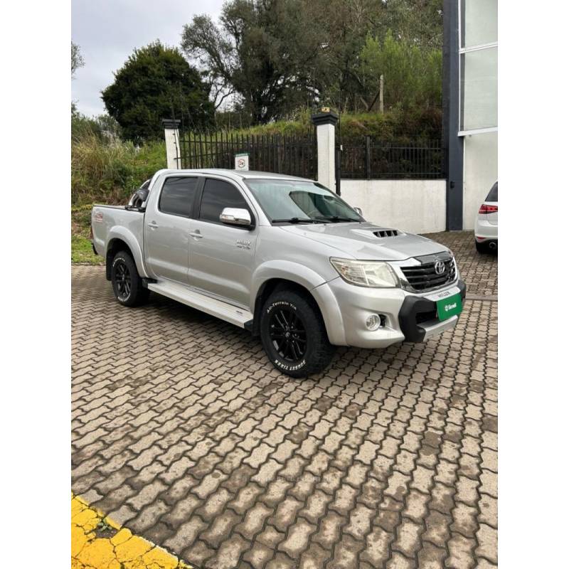 TOYOTA - HILUX - 2014/2015 - Prata - R$ 148.800,00