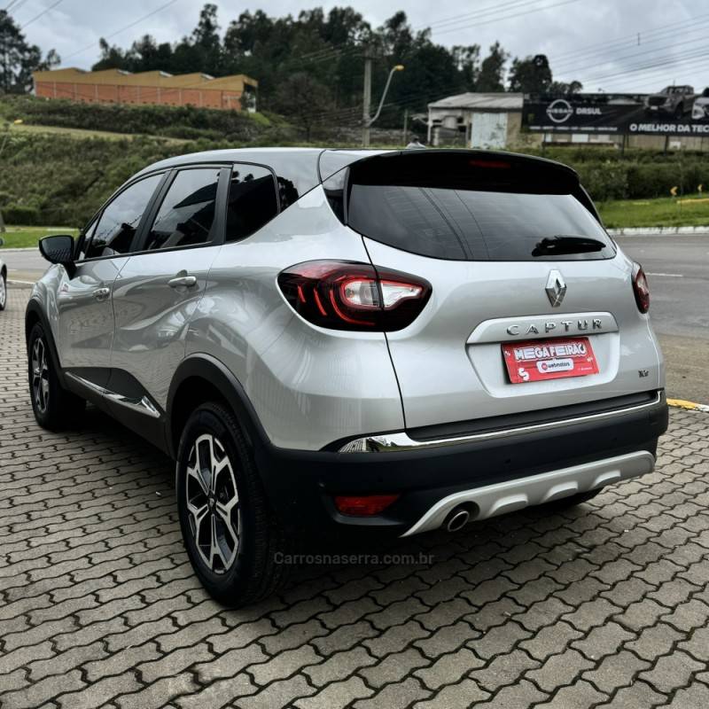 RENAULT - CAPTUR - 2021/2022 - Prata - R$ 106.800,00