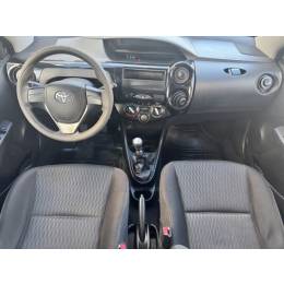 TOYOTA - ETIOS - 2017/2018 - Branca - R$ 55.800,00