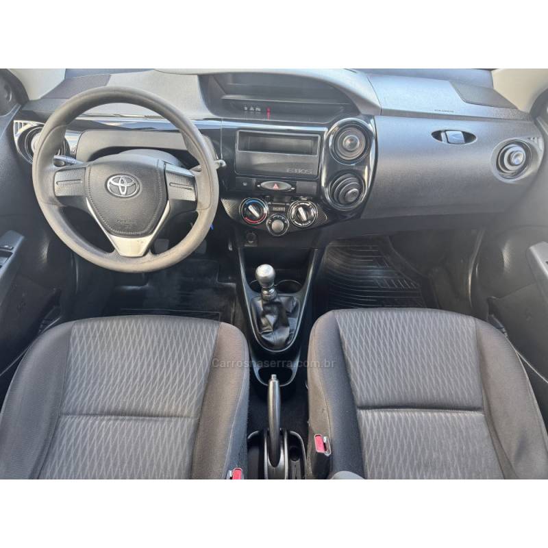 TOYOTA - ETIOS - 2017/2018 - Branca - R$ 55.800,00