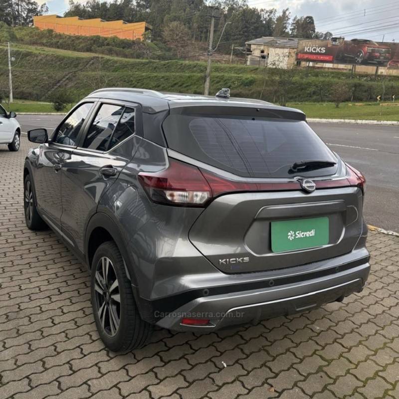 NISSAN - KICKS - 2022/2023 - Cinza - R$ 106.800,00