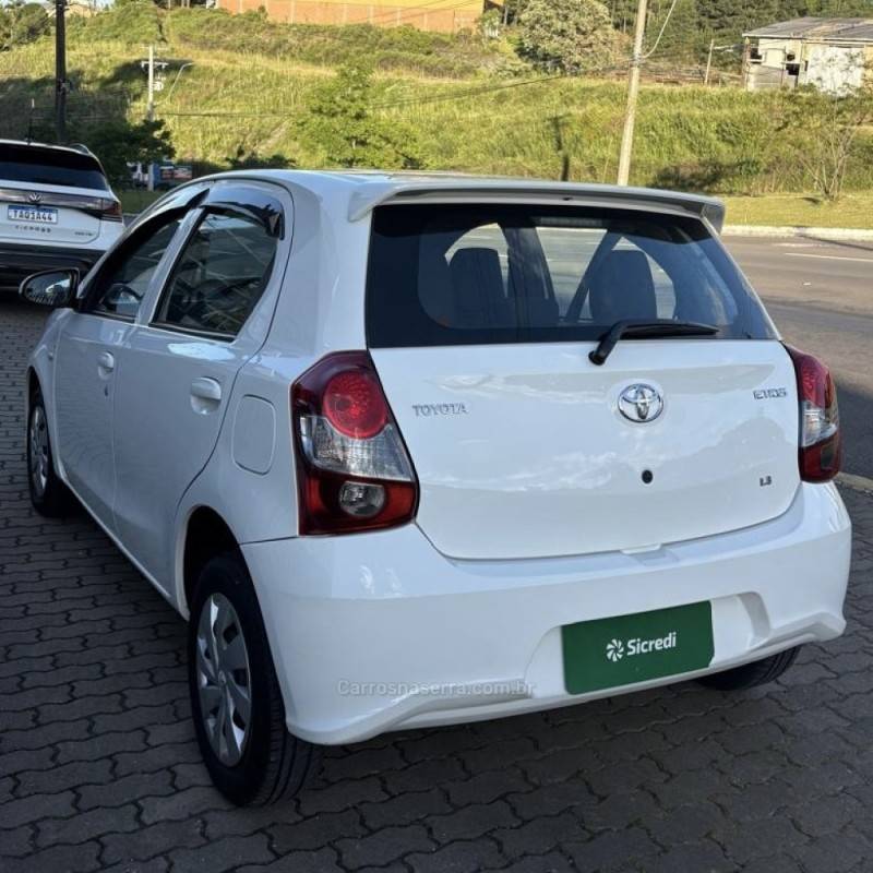 TOYOTA - ETIOS - 2019/2020 - Branca - R$ 65.800,00