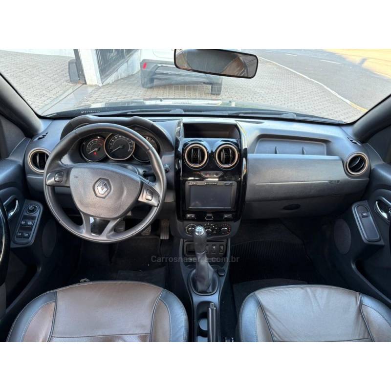 RENAULT - DUSTER - 2016/2017 - Preta - R$ 66.800,00